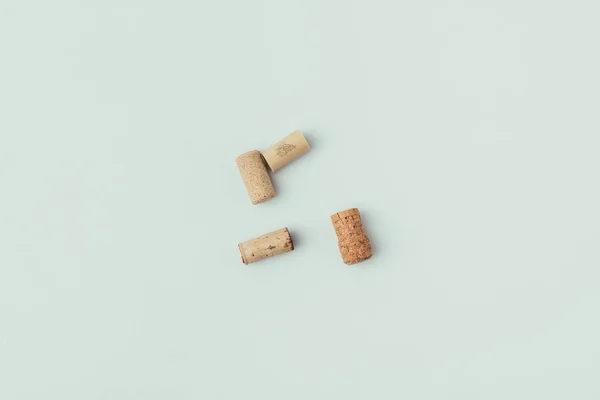 Top view of arrangement of bottle corks isolated on grey — Stock Photo