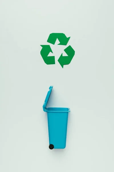 Ansicht von Recyclingschild und Mülleimer isoliert auf grau — Stockfoto