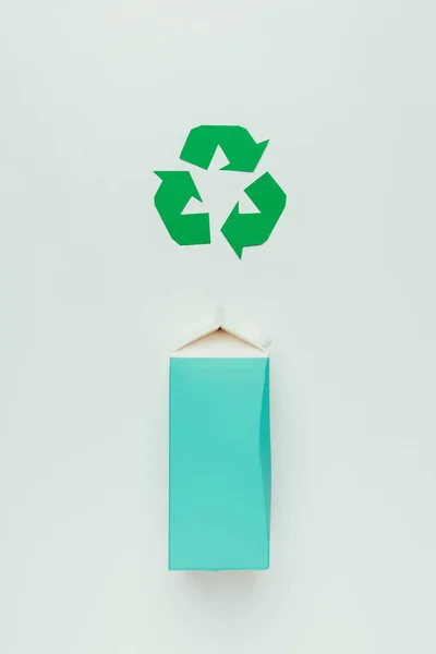 Ansicht von Recyclingschild und Pappverpackung isoliert auf grau — Stockfoto