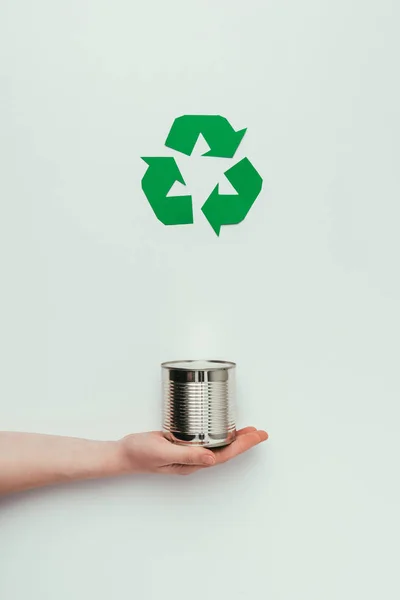 Teilansicht eines Mannes, der Dose mit Recyclingschild auf Grau isoliert hält — Stockfoto