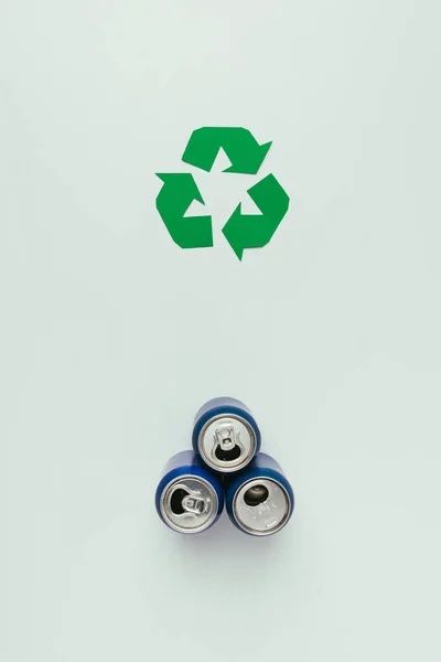 Vista superior del cartel de reciclaje y latas aisladas en gris - foto de stock