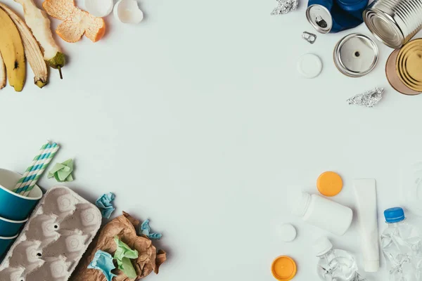 Tendido plano con dispuestas diferentes tipos de basura aislada en gris — Stock Photo