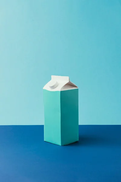 Vue rapprochée du paquet de carton vide sur fond bleu, concept de recyclage — Photo de stock