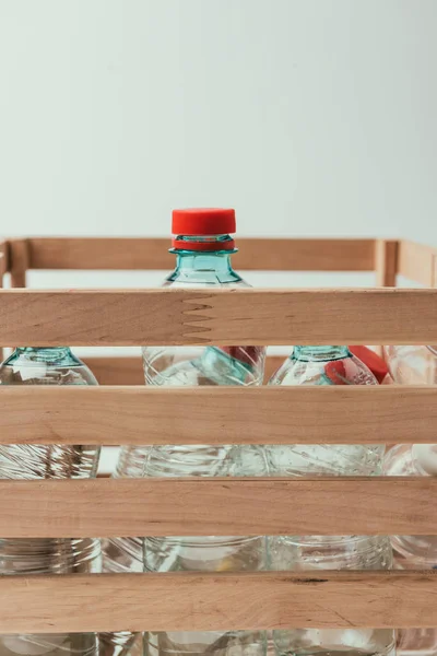Vista de perto de garrafas de plástico em caixa de madeira, conceito de reciclagem — Fotografia de Stock