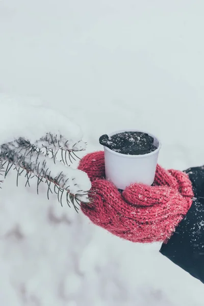 Tiro cortado de mulher segurando xícara de chá em mãos no dia de inverno — Fotografia de Stock