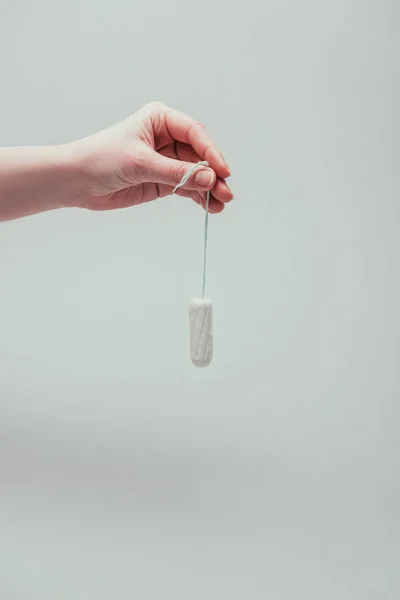 Schnappschuss von Frau mit Tampon in der Hand isoliert auf grau — Stockfoto