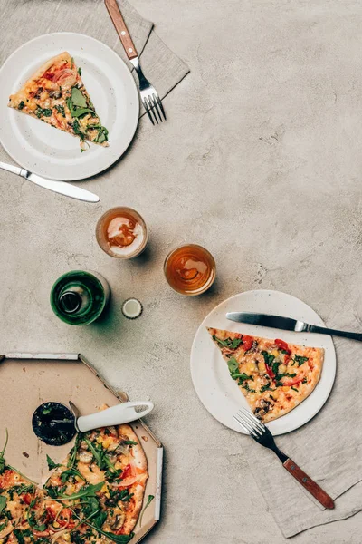 Vista superior de pizza y bebida sobre fondo claro - foto de stock
