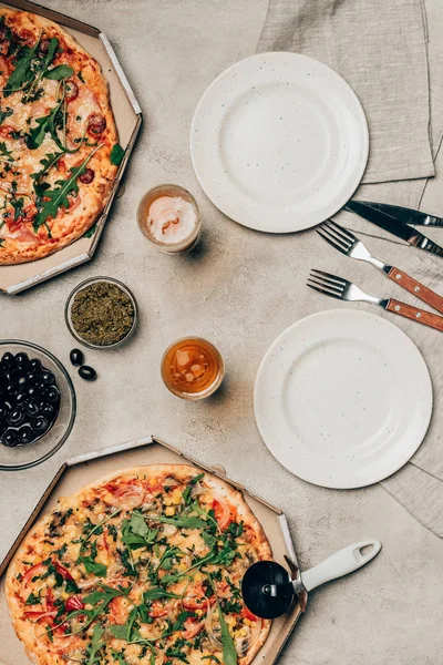 Modèle de dîner avec pizzas dans des boîtes en carton et boisson sur fond clair — Photo de stock