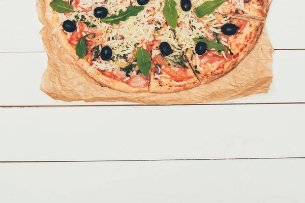 Pizza italiana con aceitunas sobre fondo de madera blanca - foto de stock