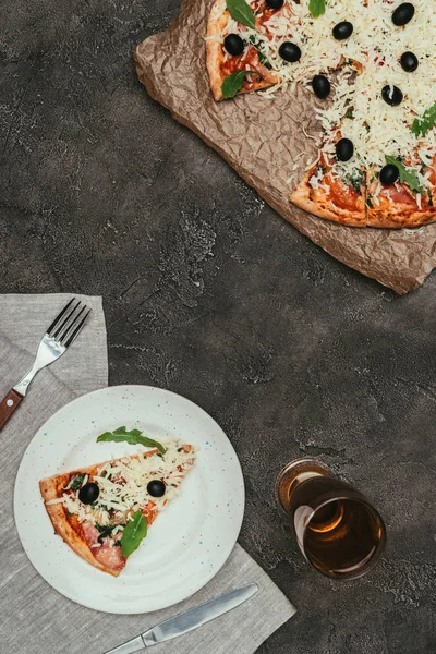 Rebanada de pizza servida en plato blanco sobre fondo oscuro - foto de stock