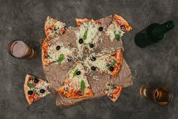 Rebanadas de pizza y bebida sobre fondo oscuro - foto de stock