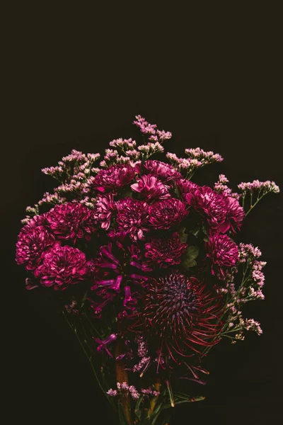 Красивий квітковий букет з квітучих квітів, ізольований на чорному — стокове фото