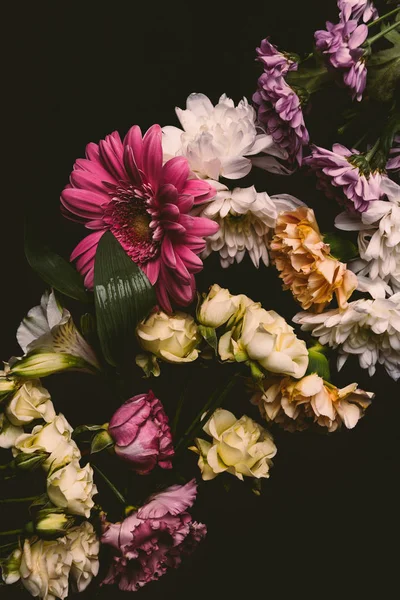 Вид крупним планом красиві ніжні різні квіти ізольовані на чорному — стокове фото