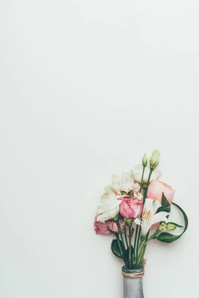 Hermoso ramo elegante de flores blancas y rosadas en jarrón aislado en gris - foto de stock