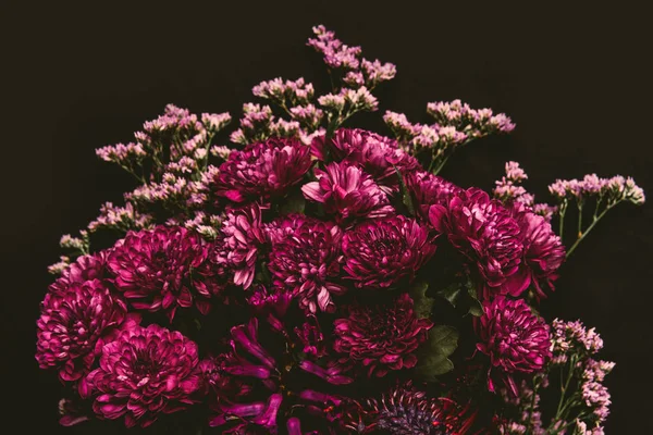 Vista de cerca de hermosas flores rosadas tiernas aisladas en negro - foto de stock