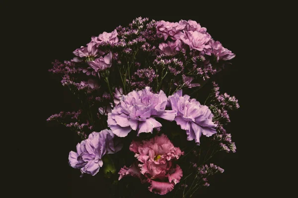 Vista de cerca de hermosas flores tiernas de color rosa y púrpura aisladas en negro - foto de stock