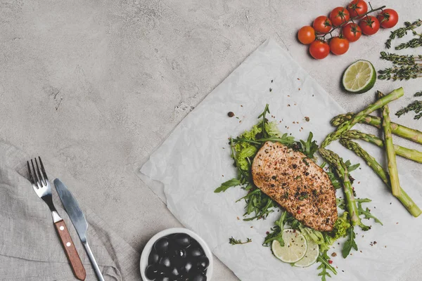 Comida saludable gourmet con carne y verduras al horno en gris - foto de stock
