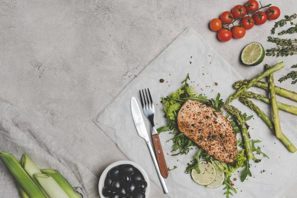 Vue du dessus de délicieuse viande cuite au four saine avec des légumes sur gris — Photo de stock