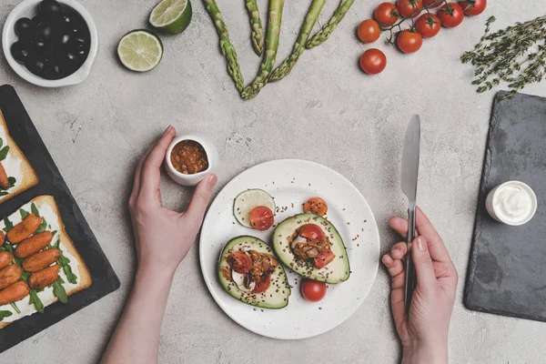 Cropped shot of person eating delicious healthy meal with organic fruits and vegetables — Stock Photo