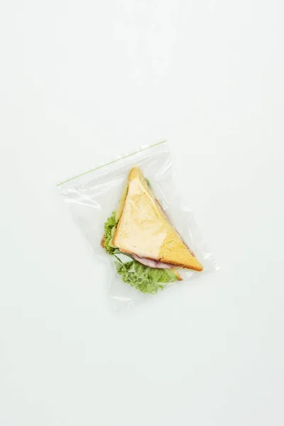 Vue du dessus du sandwich dans un sac ziplock en polyéthylène isolé sur blanc — Photo de stock