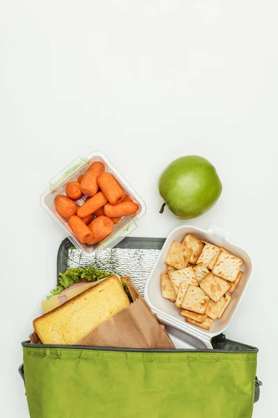 Vue du dessus de sandwich et de carottes avec pomme dans un sac à lunch isolé sur blanc — Photo de stock