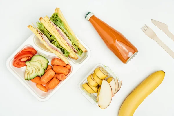 Вид сверху на бутерброды, фрукты и овощи в контейнерах, изолированных на белом — Stock Photo