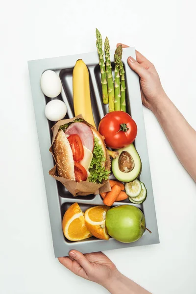 Immagine ritagliata di donna che tiene vassoio con il cibo isolato su bianco — Foto stock