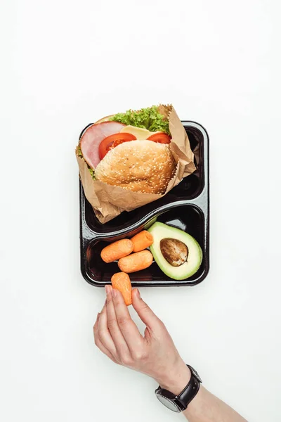 Abgeschnittenes Bild einer Frau, die Zuckerbrot aus dem Take-away-Container nimmt, isoliert auf Weiß — Stockfoto