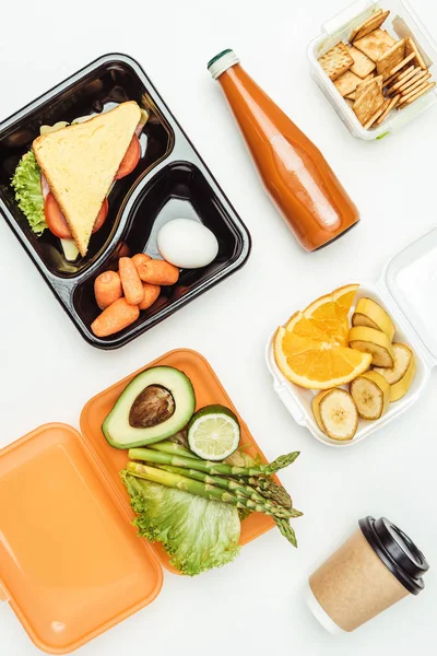 Плоская укладка вкусный обед и фрукты в коробки для обеда изолированы на белом — Stock Photo