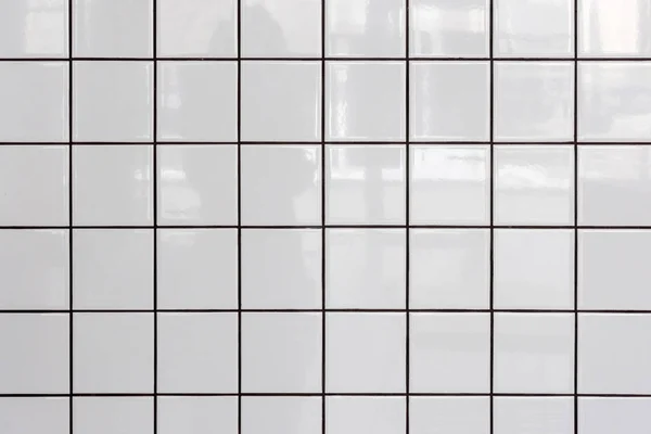 Wall of white glossy tiles with reflection — Stock Photo