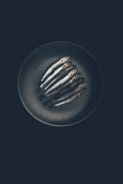 Top view of pile of fish in frying pan isolated on black — Stock Photo