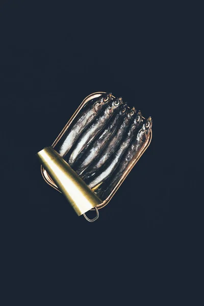 Вид сверху кучи рыбы в банке, изолированной на черном — стоковое фото