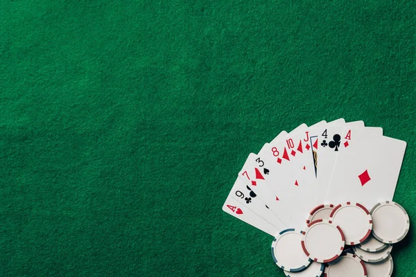 Conceito de jogo com cartões e fichas na mesa do casino — Fotografia de Stock