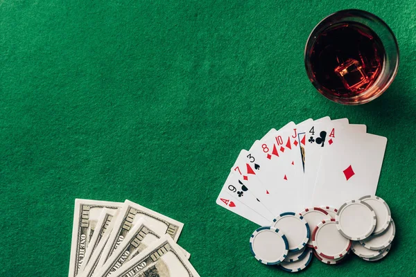 Geld und Karten mit Whiskey im Glas auf Casino-Tisch — Stockfoto
