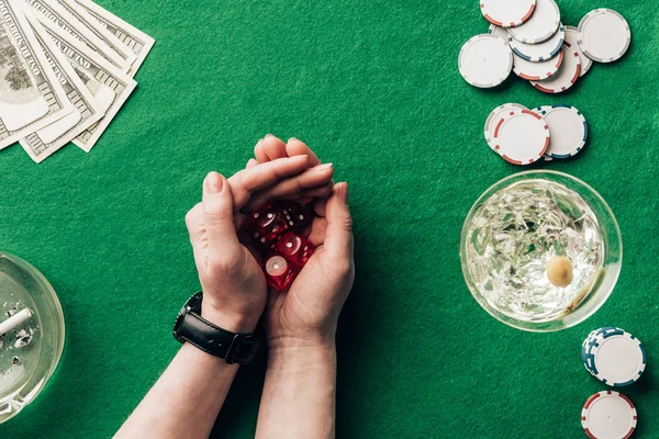 Femme jouant jeu de dés par table de casino avec de l'argent et des jetons — Photo de stock