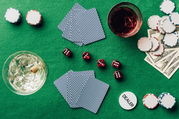 Concetto di gioco d'azzardo con alcol sul tavolo del casinò con carte e dadi — Foto stock