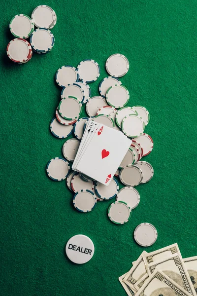 Concept de jeu avec cartes et jetons sur table de casino — Photo de stock