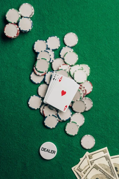 Conceito de jogo com cartões e fichas na mesa do casino — Fotografia de Stock