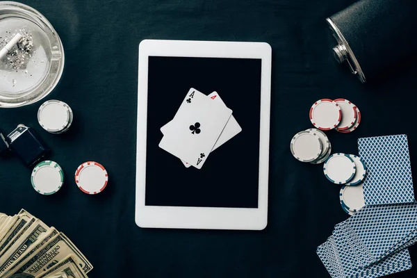 Онлайн азартные игры с игральными картами и чипами с помощью цифрового планшета — стоковое фото