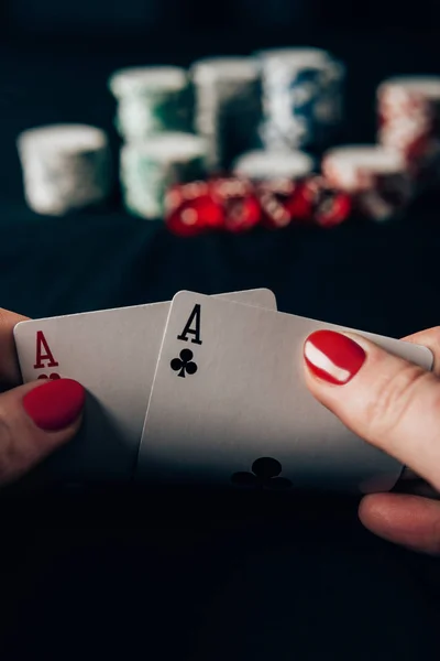 Mujer jugando al póquer juego por mesa de casino - foto de stock