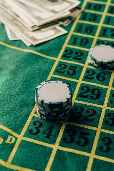 Table de casino avec jetons placés et billets d'argent — Photo de stock