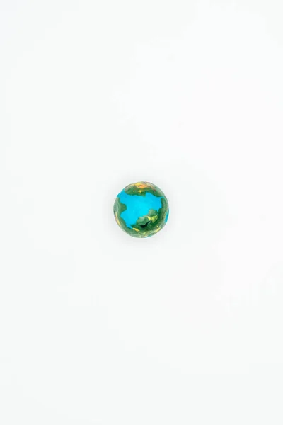 Вид зверху на землю модель ізольована на білому фоні концепції Дня Землі — стокове фото