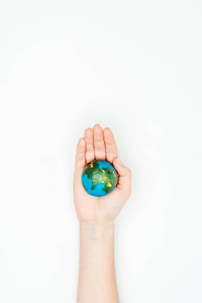 Image recadrée de femme tenant le modèle de la terre à portée de main isolé sur blanc, concept de jour de la terre — Photo de stock