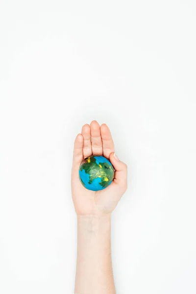 Abgeschnittenes Bild einer Frau, die ein Erdmodell in der Hand hält, isoliert auf weißem, Earth Day-Konzept — Stockfoto