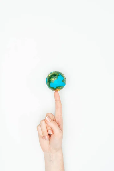 Imagem cortada da mulher tocando modelo de terra isolado no conceito de dia branco, terra — Fotografia de Stock