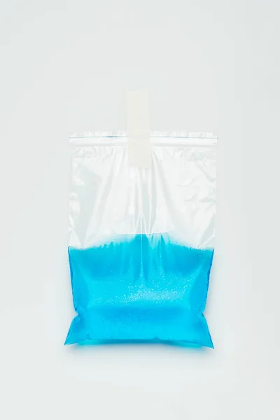 Saco de plástico com suspensão de água azul isolado no conceito de dia branco, terra — Fotografia de Stock