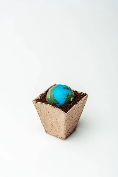 Erdmodell im Blumentopf mit Erde isoliert auf weißem, Earth Day-Konzept — Stockfoto