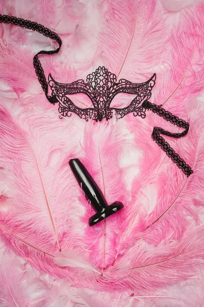Tapón trasero y máscara negra en plumas rosadas - foto de stock