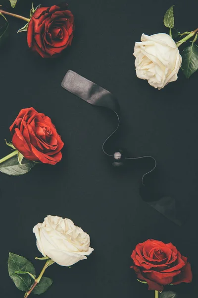 Boule noire gag aux fleurs roses isolées sur noir — Photo de stock