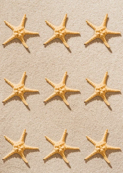 Вид зверху на повторення зірок на піщаному пляжі — стокове фото